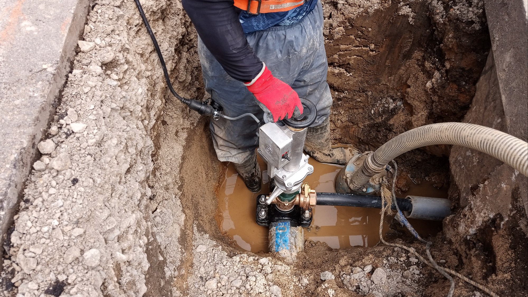 分水工事穿孔状況